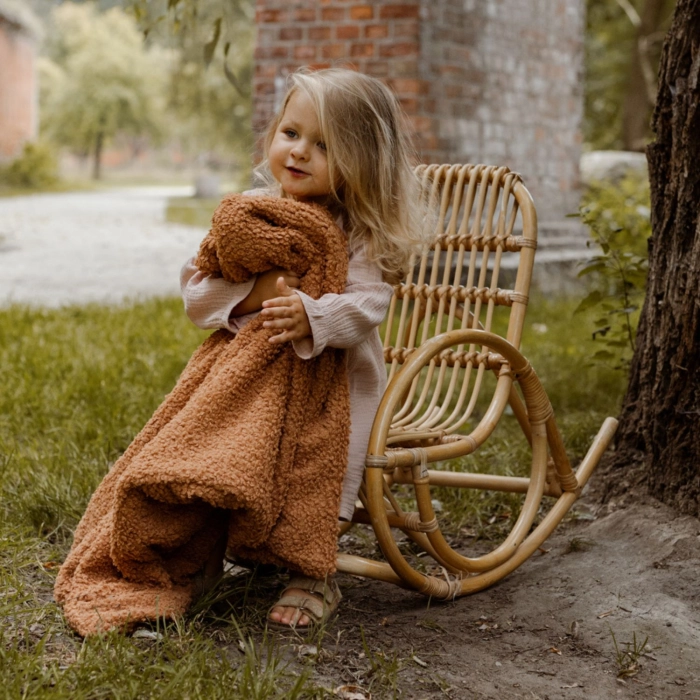 Ciepły Kocyk dla niemowlaka z barankiem - Teo Karmelowy | ColorStories