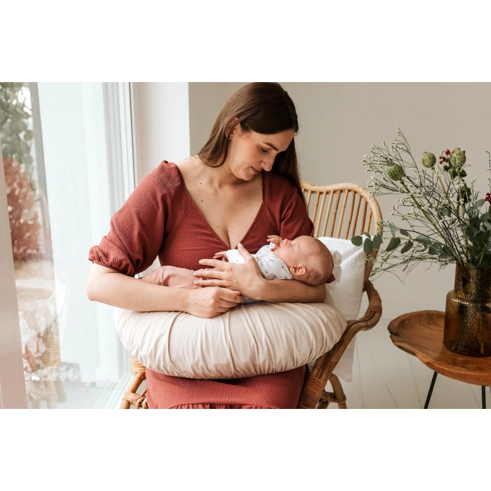 Wodoodporna poduszka do karmienia niemowląt HYGIENIC - Latte | Poofi